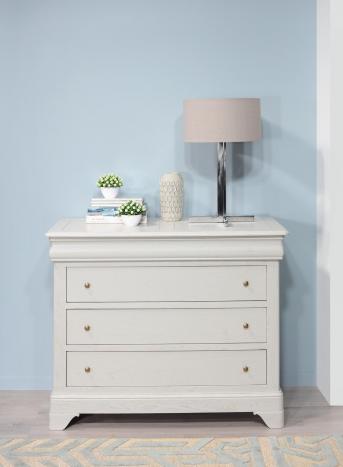 Commode 4 tiroirs   en Chêne Massif de style Louis Philippe Finition Chêne Brossé Gris perle Patiné