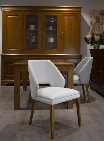 Chaise Nina assise et dos capitonnés pieds en Merisier massif de ligne Contemporaine